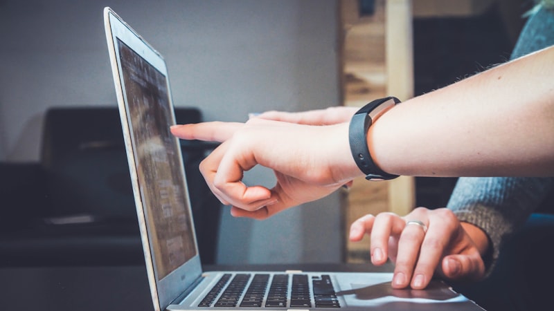 快盈VIII铁粉聚集地球迷社区热闹互动交流场景